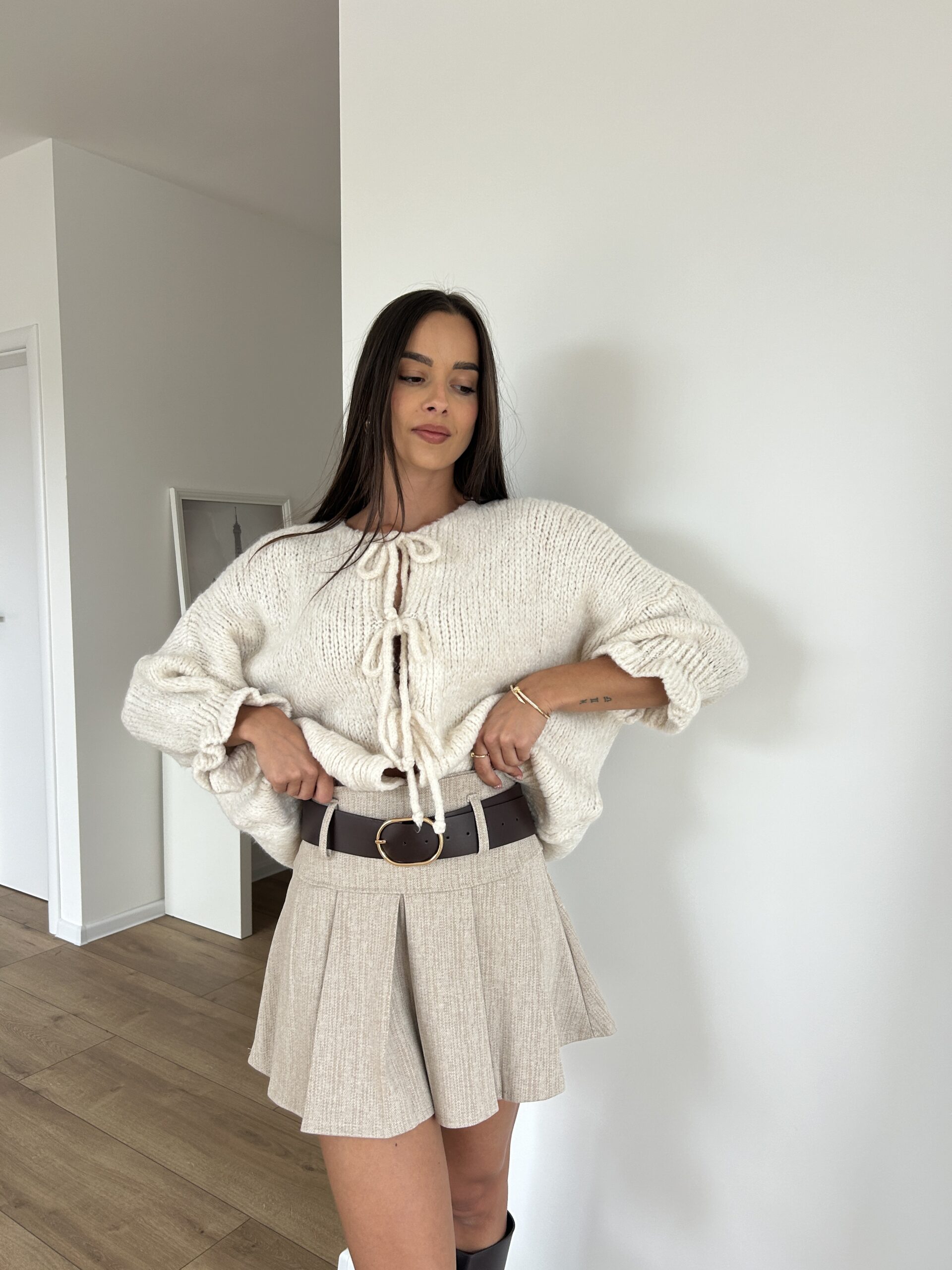 IMG_5244 LÁTKOVÝ BÉŽOVÝ SKORT S OPASKOM DOMMY – Obrázok 1